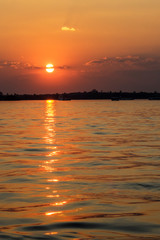 Sonnenuntergang &uuml;berdem Wasser in Namibia
