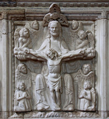 Fototapeta na wymiar la Santa Trinità e Angeli; formella del sarcofago di Martino Aliprandi; chiesa di San Marco a Milano