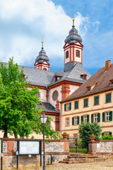 Fototapeta na wymiar Klosterkirche am Schlossplatz Amorbach