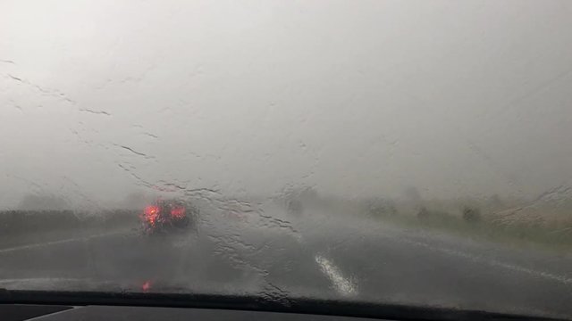 Viaggio in autostrada sotto il diluvio
