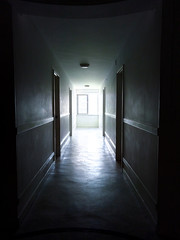 Pasillo oscuro con luz al final