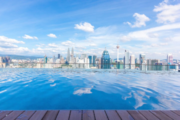 Naklejka premium Swimming pool on roof top with beautiful city view Kuala lumpur, Malaysia
