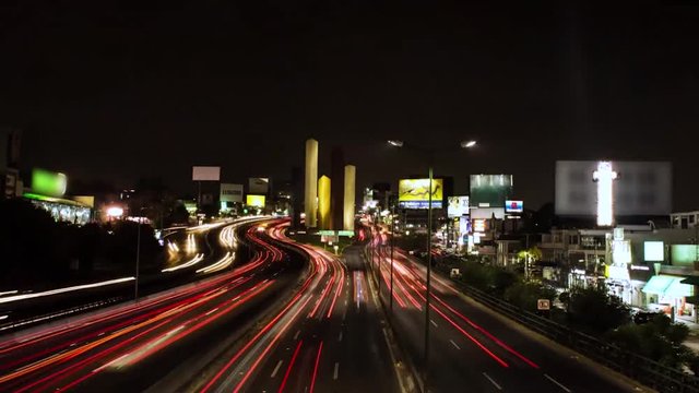 Timelapse de las Torres de Sat&eacute;lite, lightrail, de noche en la ciudad de M&eacute;xico