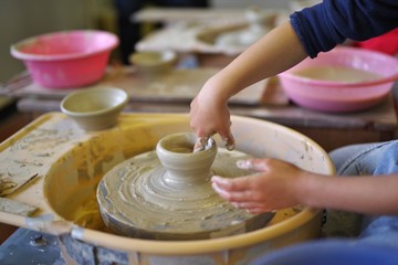 陶芸教室で器を作る人