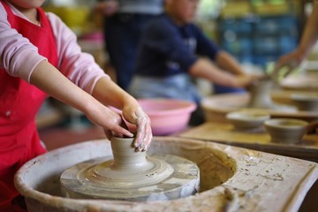 陶芸教室で器を作る人