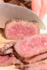 ローストビーフ　肉を切る