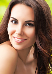 Obraz premium Portrait picture of happy smiling young woman, outdoors