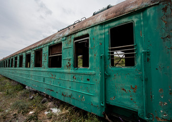 Fototapeta na wymiar Old abandoned green train