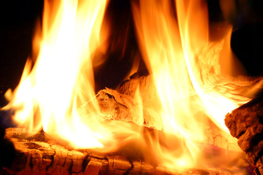 Brennendes Holz in einem Lagerfeuer bei Nacht