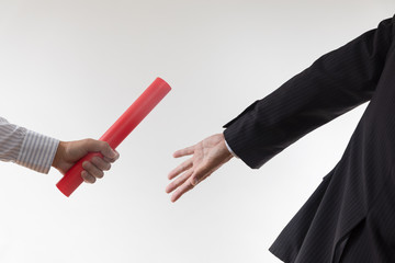 バトンを手渡すビジネスマン