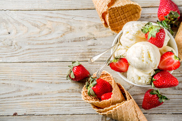 Strawberry vanilla ice cream