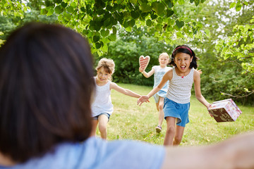 Kinder als Freunde laufen mit Geschenken