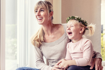 mama und tochter beim kuscheln zu hause 