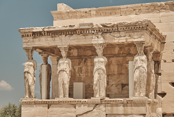 Obraz premium is a temple made from Pentelic marble located on the Acropolis area in a sunny day in the capital of Greece - Athens - travel destination concept