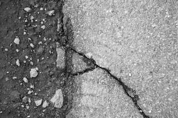 Obraz premium Monochrome asphalt with soil and crack