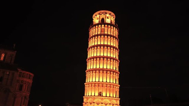 Torre pendente di Pisa illuminata di notte in Piazza dei Miracoli. Time Lapse