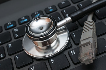 Laptop-Tastatur und Netzwerkkabel