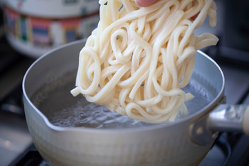 冷凍のうどんを茹でる