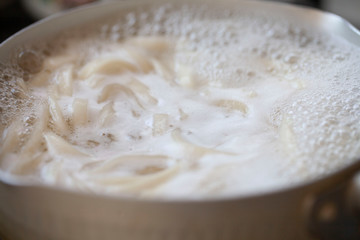 鍋でうどんを茹でる