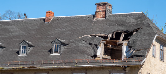 Panorama Dach nach einem Sturmschaden Unwetter