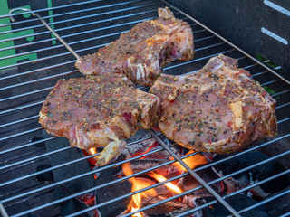 Steaks auf dem Holzkohlegrill 