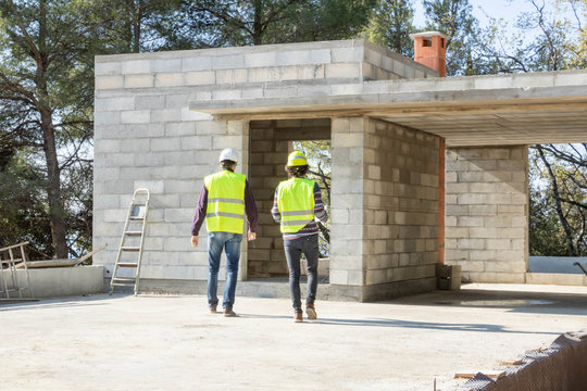 Client / Propri&eacute;taire visitant le chantier de sa future maison en construction avec le chef de chantier