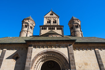 Fassade der Benediktinerabtei Maria Laach in der Eifel