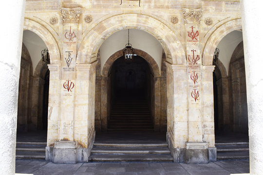 Entrada entre arcos y b&oacute;vedas.