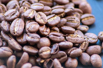 Ganze Kaffeebohnen vor neutralem Hintergrund symbolisieren Kaffeegenuss für echte Kaffeeliebhaber