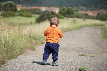petit garçon marchant avec son chien