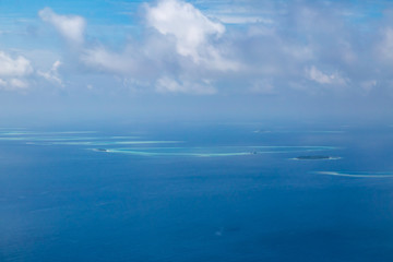 Fototapeta na wymiar mit einem Wasserflugzeug über wunderschöne Inseln der Malediven fliegen 