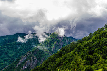 Paisaje, el cielo y la montaña
