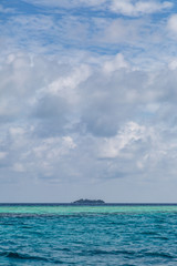 Obraz premium mała wyspa na morzu w słońcu