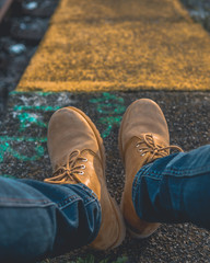 Botas de piel en estaci&oacute;n de tren