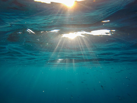 Sonnenstrahlen scheinen unterwasser beim schnorcheln
