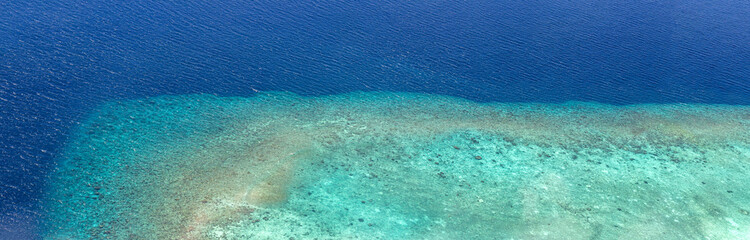 Fototapeta na wymiar ein Riff auf den Malediven von oben fotografiert