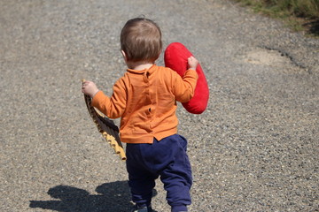 enfant qu marche dans la nature