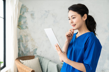 タブレットを見る女性