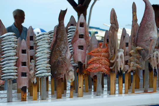 Espetos preparados para cocinar. Calamar, sardinas, gambones / Prepared cooking spices.  Squid, sardines, prawns