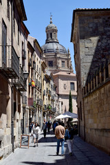 Calles históricas y monumentales de Salamanca, España.
