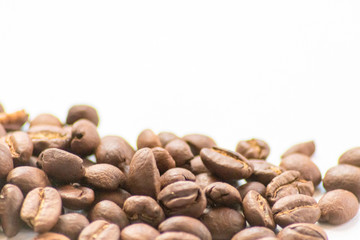 Ganze Kaffeebohnen vor neutralem Hintergrund symbolisieren Kaffeegenuss für echte Kaffeeliebhaber