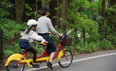 Fototapeta na wymiar 軽井沢で自転車に乗る親子