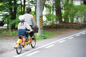 Fototapeta premium 軽井沢で自転車に乗る親子