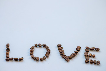 Schriftzug Love aus Kaffeebohnen für Kaffeeliebhaber höchster Kaffeegenuss