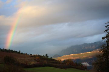 Arc en ciel sur montagne