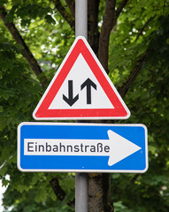 Verkehrsschilder Gegenverkehr und Einbahnstrasse