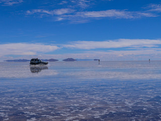 Obraz premium Jeep tours for salt flats in Salar de Uyuni desert in Bolivia