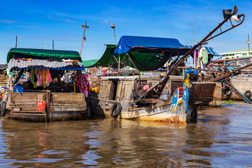 Fototapeta na wymiar Long-tail boats, house boats and sampans moored side by side near Can Tho, Mekong Delta, Vietnam.