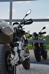 motocykl, motocykl, motocykl, motocycle, predkość, koła, silnik, przewozy, izolowany, motocyklista, czarna, droga, przewóz, auta, jechać, sport, chrom, biała, stary, koła, cykl, chopper, jeździec, moc © Szymon