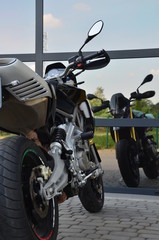 motocykl, motocykl, motocykl, motocycle, predkość, koła, silnik, przewozy, izolowany, motocyklista, czarna, droga, przewóz, auta, jechać, sport, chrom, biała, stary, koła, cykl, chopper, jeździec, moc © Szymon